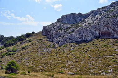 Tepeler ve dağlar görünümünü Formentor deniz feneri Mallorca, İspanya için yolda