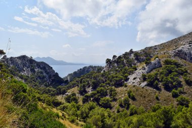 Tepeler ve dağlar görünümünü Formentor deniz feneri Mallorca, İspanya için yolda
