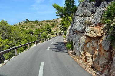Açık sahil yolu deniz fenerine doğru dönüyor Kaptan Formentor, Mallorca, İspanya 