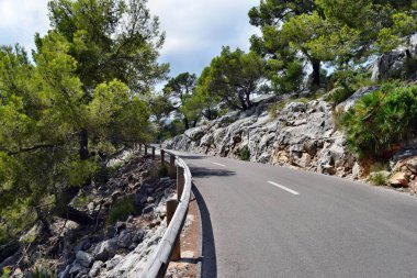 Açık sahil yolu deniz fenerine doğru dönüyor Kaptan Formentor, Mallorca, İspanya 