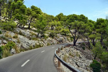 Açık sahil yolu deniz fenerine doğru dönüyor Kaptan Formentor, Mallorca, İspanya 