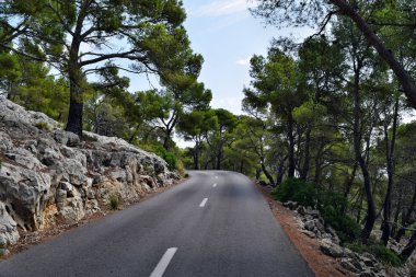 Açık sahil yolu deniz fenerine doğru dönüyor Kaptan Formentor, Mallorca, İspanya 