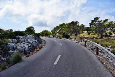 Açık sahil yolu deniz fenerine doğru dönüyor Kaptan Formentor, Mallorca, İspanya 