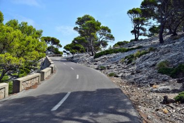 Açık sahil yolu deniz fenerine doğru dönüyor Kaptan Formentor, Mallorca, İspanya 