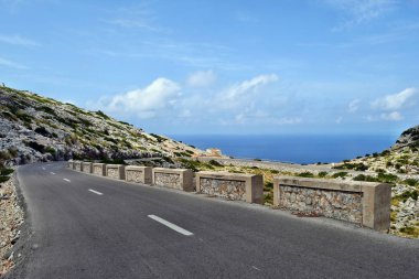 Deniz fenerine Cap Formentor, Mallorca, İspanya üzerinden dolambaçlı bir açık sahil yolu üzerinde sürüş muhteşem manzara