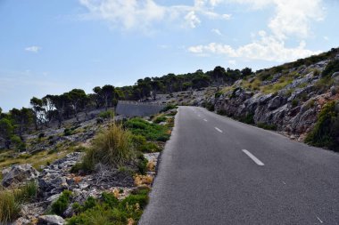 Açık sahil yolu deniz fenerine doğru dönüyor Kaptan Formentor, Mallorca, İspanya 