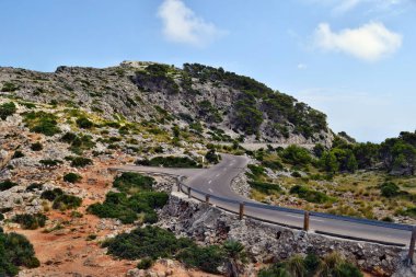 Açık sahil yolu deniz fenerine doğru dönüyor Kaptan Formentor, Mallorca, İspanya 