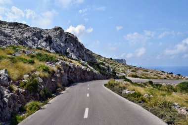 Açık sahil yolu deniz fenerine doğru dönüyor Kaptan Formentor, Mallorca, İspanya 
