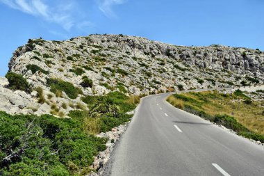 Açık sahil yolu deniz fenerine doğru dönüyor Kaptan Formentor, Mallorca, İspanya 