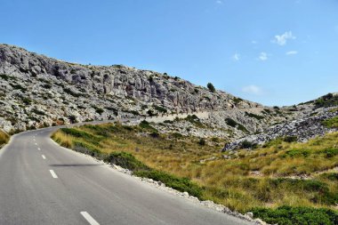 Açık sahil yolu deniz fenerine doğru dönüyor Kaptan Formentor, Mallorca, İspanya 