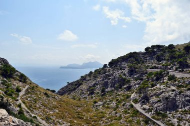 Açık sahil yolu deniz fenerine doğru dönüyor Kaptan Formentor, Mallorca, İspanya 