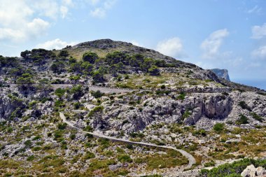 Açık sahil yolu deniz fenerine doğru dönüyor Kaptan Formentor, Mallorca, İspanya 