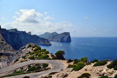 Deniz fenerine Cap Formentor, Mallorca, İspanya üzerinden dolambaçlı bir açık sahil yolu üzerinde sürüş muhteşem manzara