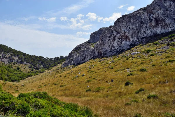Tepeler ve dağlar görünümünü Formentor deniz feneri Mallorca, İspanya için yolda