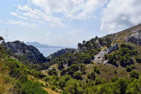 Tepeler ve dağlar görünümünü Formentor deniz feneri Mallorca, İspanya için yolda