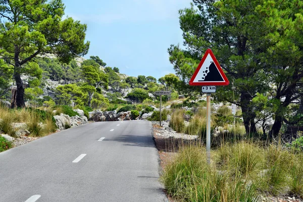 Formentor deniz feneri Mallorca, İspanya için yol için yol işareti ile tehlikeli iz