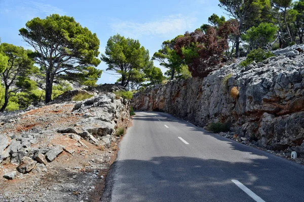 Açık sahil yolu deniz fenerine doğru dönüyor Kaptan Formentor, Mallorca, İspanya 