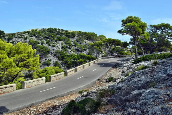 Açık sahil yolu deniz fenerine doğru dönüyor Kaptan Formentor, Mallorca, İspanya 
