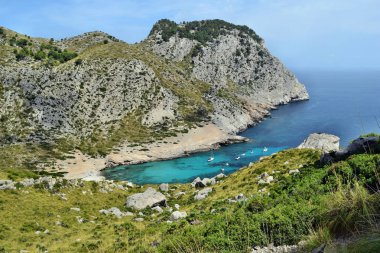 Güzel deniz turkuaz su, plaj ve dağlar, defne Cala Figuera Cap Formentor, Mallorca üzerinde