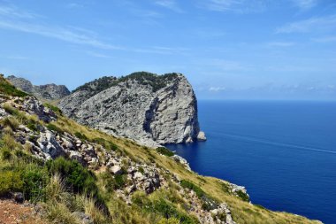 Bay güzel deniz ve dağlar, Cala Figuera Cap Formentor, Mallorca üzerinde