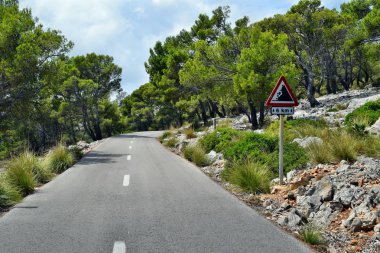 Mallorca Formentor fener yolu için yol işareti ile tehlikeli iz