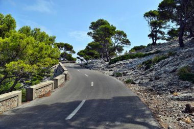 Açık sahil yolu ile deniz fenerine Cap Formentor sarma