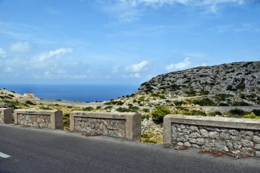 Fenere Cap Formentor üzerinden dolambaçlı bir açık sahil yolu üzerinde sürüş muhteşem manzara