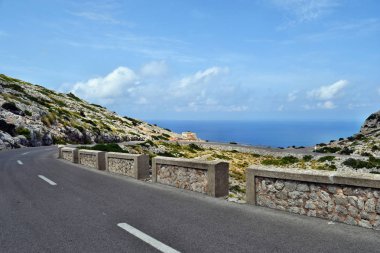 Fenere Cap Formentor üzerinden dolambaçlı bir açık sahil yolu üzerinde sürüş muhteşem manzara