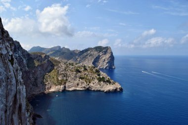  Güzel deniz Körfezi ve Cap Formentor dağlardaki