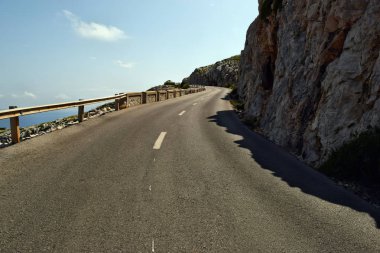 Açık sahil yolu ile deniz fenerine Cap Formentor sarma