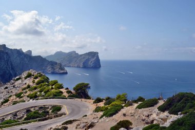 Fenere Cap Formentor üzerinden dolambaçlı bir açık sahil yolu üzerinde sürüş muhteşem manzara