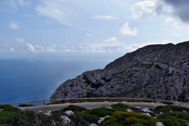 Fenere Cap Formentor üzerinden dolambaçlı bir açık sahil yolu üzerinde sürüş muhteşem manzara
