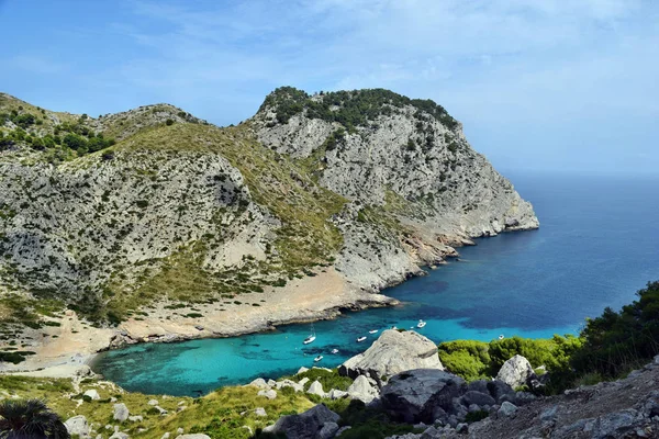 Hermosa bahía de mar con agua turquesa, playa y montañas, Cala Figuera en Cap Formentor, Mallorca —  Fotos de Stock