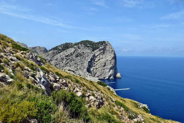 Hermosa bahía y montañas, Cala Figuera en Cap Formentor, Mallorca —  Fotos de Stock