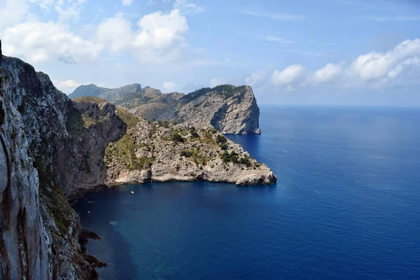 Hermosa bahía de mar y montañas en Cap Formentor —  Fotos de Stock