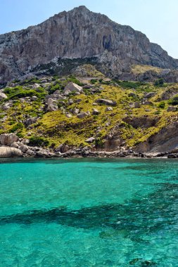 Deniz turkuaz su, plaj ve dağlar, defne Cala Figuera Cap Formentor üzerinde