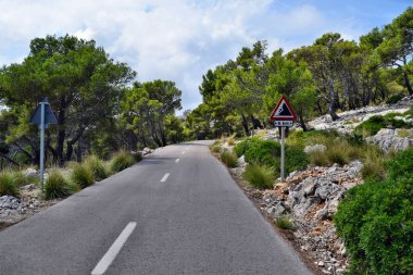 Mallorca Formentor fener yolu için yol işareti ile tehlikeli iz