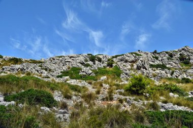 Tepeler ve dağlar görünümünü Formentor deniz feneri giderken