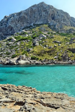 Deniz turkuaz su, plaj ve dağlar, defne Cala Figuera Cap Formentor üzerinde