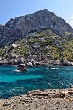 Deniz turkuaz su, plaj ve dağlar, defne Cala Figuera Cap Formentor üzerinde