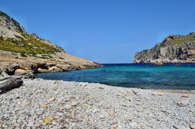 Deniz turkuaz su, plaj ve dağlar, defne Cala Figuera Cap Formentor üzerinde