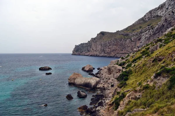 Hermosa bahía de mar con agua turquesa y montañas, Cala Figuera —  Fotos de Stock