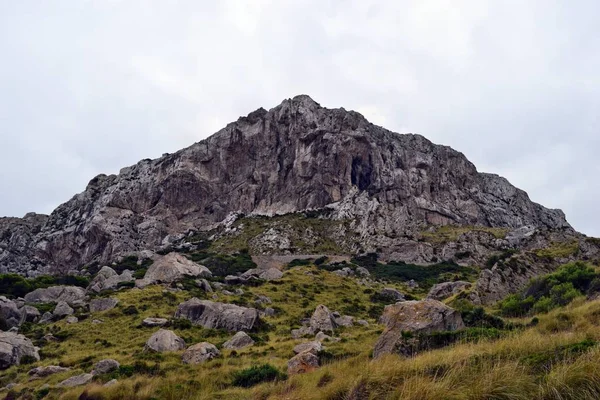 Utsikt över kullar och berg på väg till fyren Formentor — Stockfoto