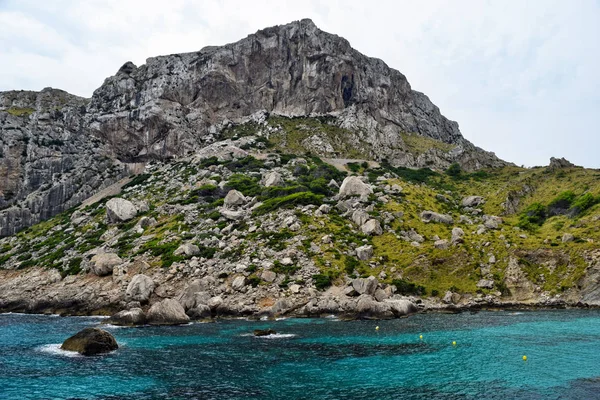 Güzel deniz turkuaz su ve dağlar, defne Cala Figuera — Stok fotoğraf