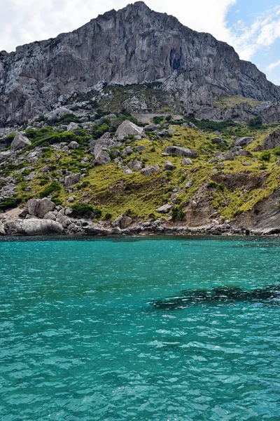 Bahía de mar con agua turquesa, playa y montañas, Cala Figuera en Cap Formentor —  Fotos de Stock