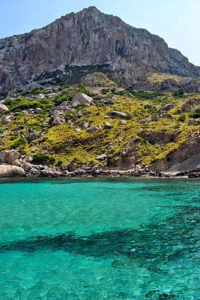 Θάλασσα κόλπος με γαλαζοπράσινα νερά, παραλία και βουνά, Κάλα Φιγκουέρα στην ΚΓΠ Formentor — Φωτογραφία Αρχείου