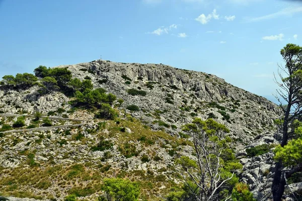 Vue sur les collines et les montagnes sur le chemin du phare de Formentor — Photo