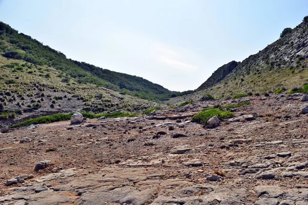 Dağ tarafı görünümünü Formentor deniz feneri giderken — Stok fotoğraf