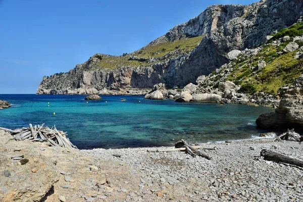 Bahía de mar con agua turquesa, playa y montañas, Cala Figuera en Cap Formentor —  Fotos de Stock