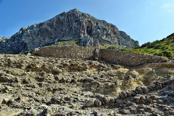 Tepeler ve dağlar görünümünü Formentor deniz feneri giderken — Stok fotoğraf